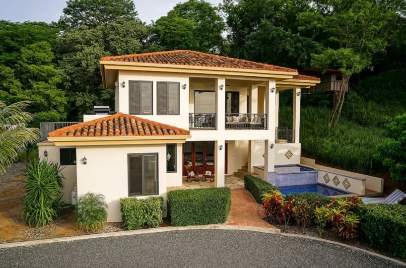 Casa Alegre, a hillside villa with pool in Rancho Santana